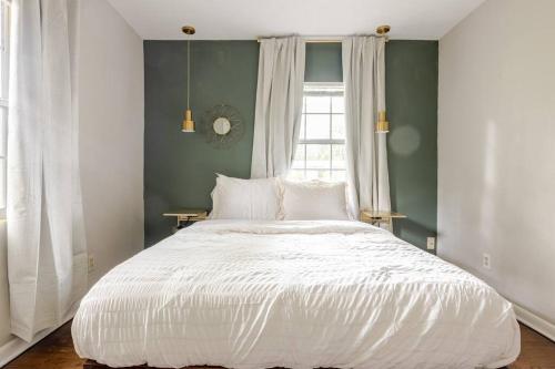 Smart TVs-Self Check-In-Full Kitchen-King bed in Jacksonville, USA