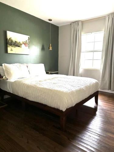 Smart TVs-Self Check-In-Full Kitchen-King bed in Jacksonville, USA