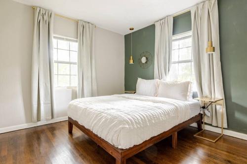 Smart TVs-Self Check-In-Full Kitchen-King bed in Jacksonville, USA