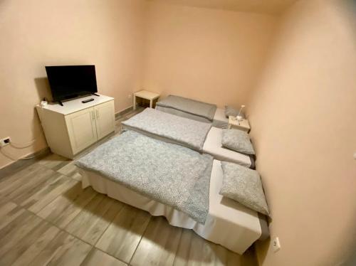 2 bedrooms, 7 beds