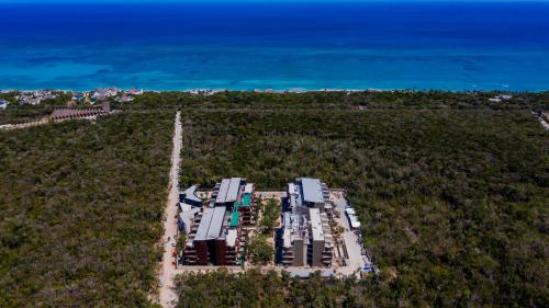 Seascape apartment near the beach with a sea-view rooftop and infinity pool, Tulum