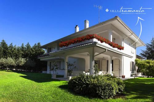  Villa Tramonto luxury apartment with private swimming pool, Unterkunft in Pesaro