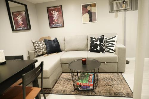 Cozy 2 Bedroom In A Lovely Forest Hills Neighborhood in Квинс