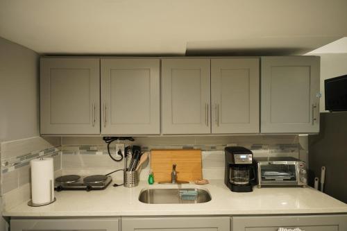 Cozy 2 Bedroom In A Lovely Forest Hills Neighborhood in 퀸즈