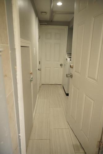 Cozy 2 Bedroom In A Lovely Forest Hills Neighborhood in 퀸즈