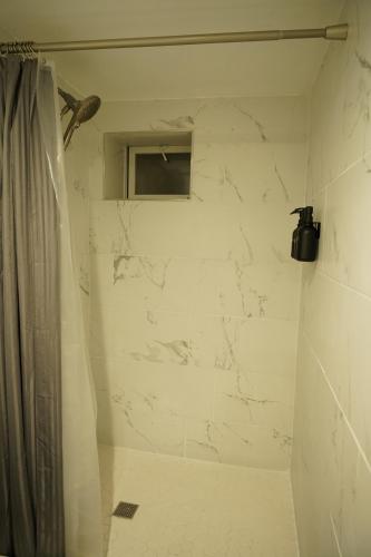 Cozy 2 Bedroom In A Lovely Forest Hills Neighborhood in 퀸즈