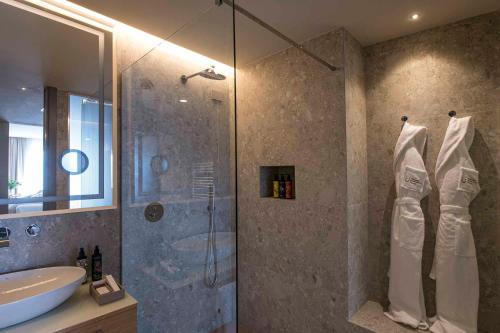 Deluxe Double Room with River View image 3