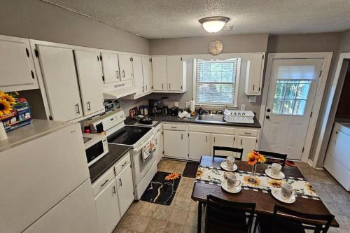 2BR Retreat sleeps 5 near ECU Stadium and Hospital in Wilson Acres