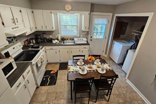 2BR Retreat sleeps 5 near ECU Stadium and Hospital in Wilson Acres