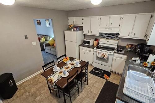 2BR Retreat sleeps 5 near ECU Stadium and Hospital in Wilson Acres