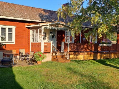 . Landestypisches Blockhaus mit kleiner Eingangsveranda