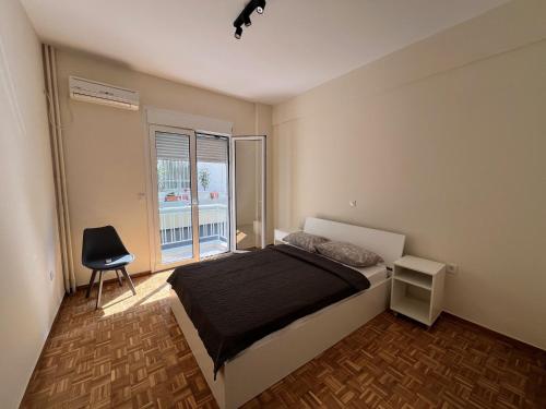 Madonna's Cozy Apartment, Atény