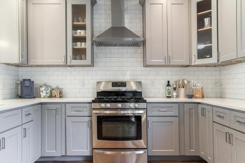 Comfy, Cozy, Fun 3bd Home - 5mins to Downtown in Raleigh, USA