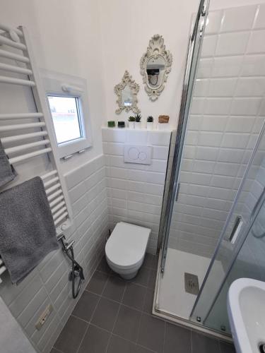 Shower, La casina sul fiume in Prato