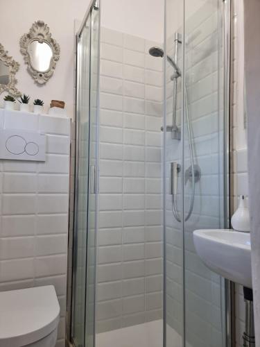 Shower, La casina sul fiume in Prato