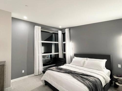 ENTIRE Sunrise Resort Townhome in Parksville in Parksville, Canada