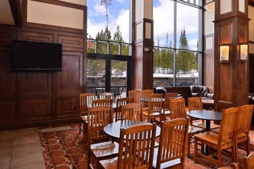 Shared lounge/TV area, The Lodge at Big Sky in Big Sky (MT)