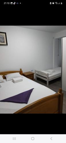 1 queen bed, 1 twin bed