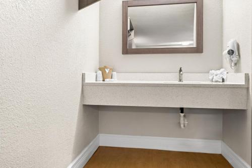 Superior King Room Smoke Free image 4