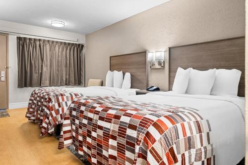 Deluxe Room with Two Double Beds Smoke Free image 5
