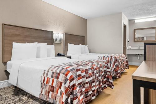 Deluxe Room with Two Double Beds Smoke Free image 6