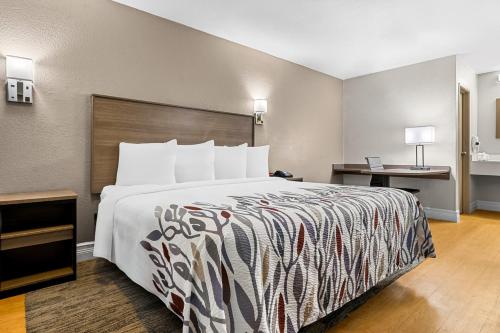 Superior King Room Smoke Free image 7