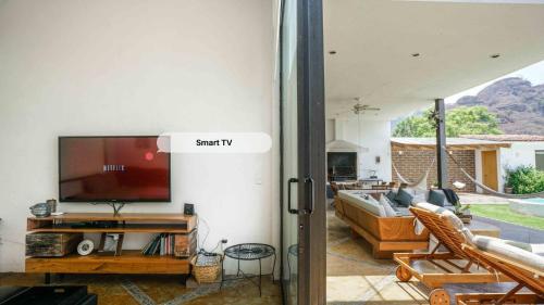 ห้องส่วนกลางสำหรับนั่งเล่น/ดูทีวี, Luxury House Malinalco in ซาน กุยเยร์โม