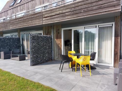AMELAND-Appartement HELIOS, eigen KEUKEN, Zonnig TERRAS, Verwarmd ZWEMBAD, nabij DORP, DUINEN en STRAND