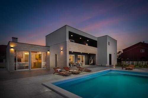 Villa with pool near sandy beach - by TRAVELER tourist agency Krk - ID 2224, Privlaka