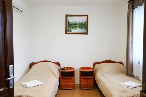 2 twin beds