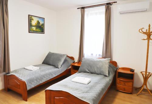2 twin beds