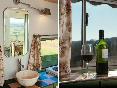 virtuve, Bluebird Penthouse & Land Rover Hot Tub in High Bickington
