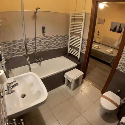 Giappone Inn Parking Hotel - image 4