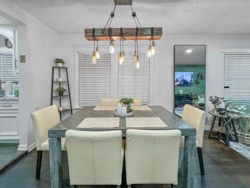Casa Hosum - 7 mins Downtown Sleeps 9 King Bed Fenced Yard in Houston, USA