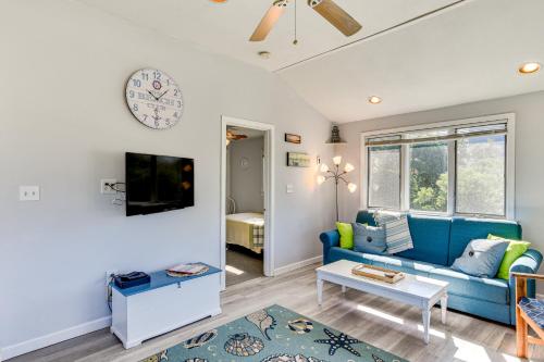 Quaint Coastal Cottage with Patio - Walk to Beach! - image 6