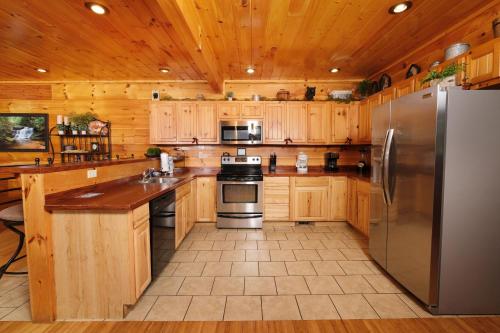 A Beary Good Life 4BR, Adventure & City Charm in New Era, USA