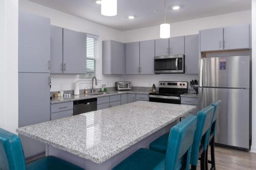 Luxury 2BR 2 bath Townhouse w Garage Near Oak Mt in Pelham, USA