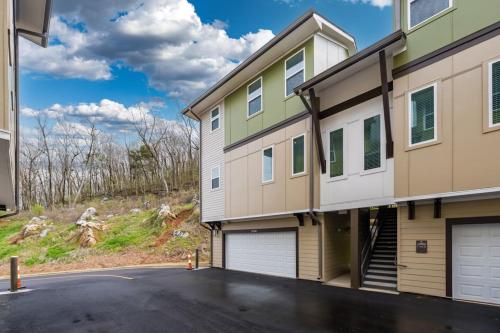 Luxury 2BR 2 bath Townhouse w Garage Near Oak Mt in Pelham, USA