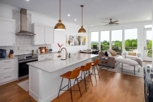NEW Urban Elegance - Scenic 2BR City Views in Birmingham, USA