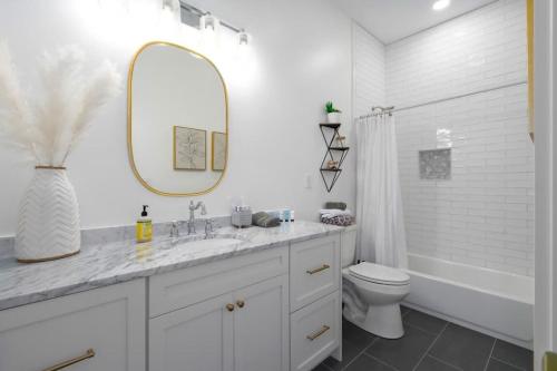 NEW Urban Elegance - Scenic 2BR City Views in Birmingham, USA