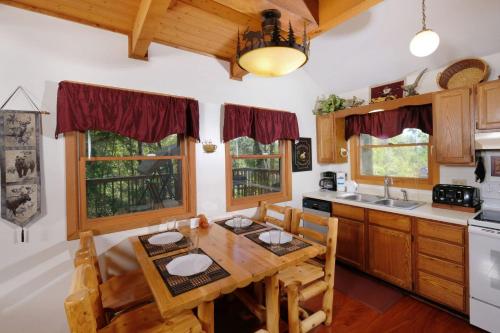 Smoky Mountain High Rustic 2BR, Views in Gatlinburg, USA