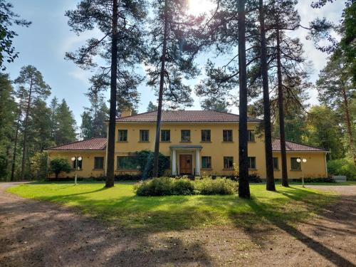 Majoitus jaetuissa huoneissa sisältäen ruokailut