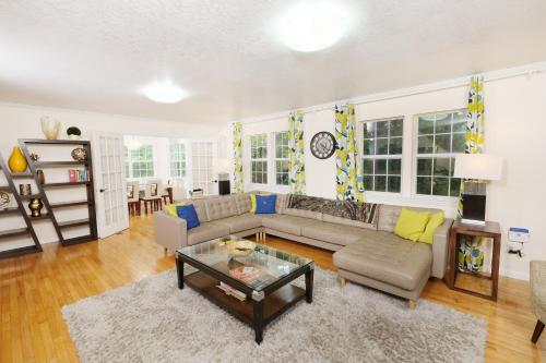 Hop, Skip & a Jump Serene 3BR Gatlinburg Escape in Sevierville, USA