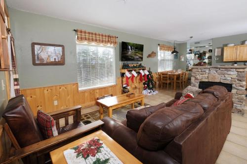 Up to Par 2BR Condo, Golf Course Views in Pigeon Forge, USA