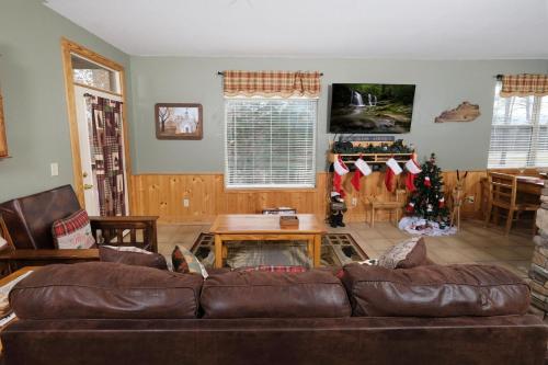 Up to Par 2BR Condo, Golf Course Views in Pigeon Forge, USA