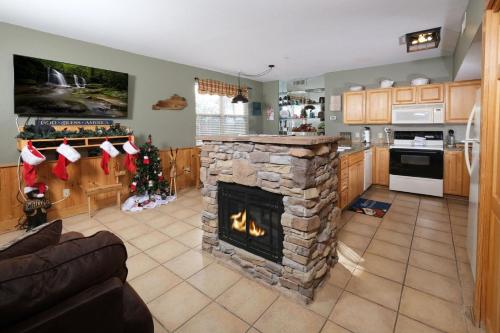 Up to Par 2BR Condo, Golf Course Views in Pigeon Forge, USA