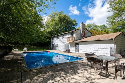 Luxe Retreat with Fireplace, WiFi, Parking in Ski Country in Vernon, Vereinigte Staaten von Amerika