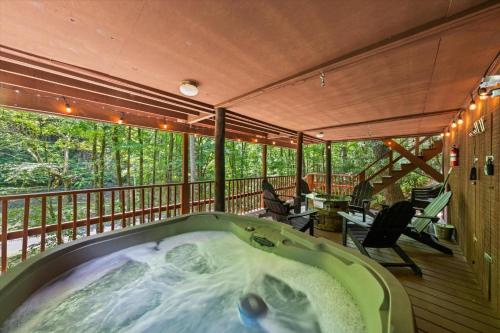 Lazy Bear Landing 4BR, 2 Kitchens, Woodsy Retreat in Sevierville, USA