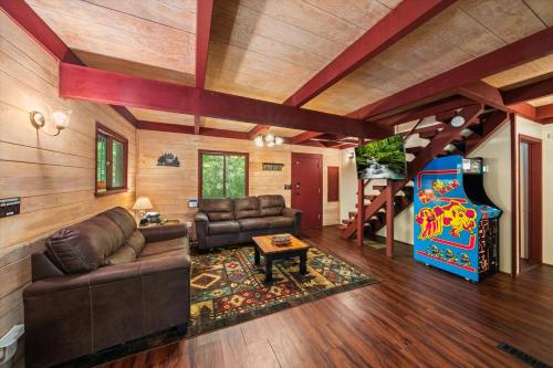 Lazy Bear Landing 4BR, 2 Kitchens, Woodsy Retreat in Sevierville, USA