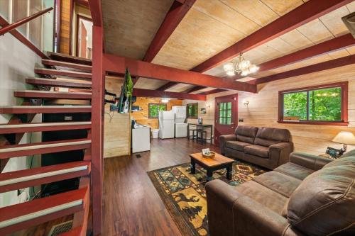 Lazy Bear Landing 4BR, 2 Kitchens, Woodsy Retreat in Sevierville, USA